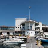 La forma richiama quella della prua di una grande nave, con finestre a forma di obl� e un terrazzo simile al ponte di un natante
